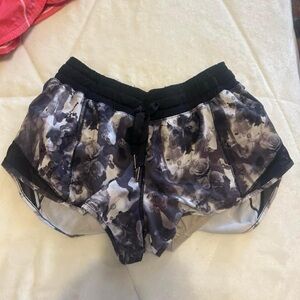 Lululemon Hotty Hot Shorts - 2.5 inch size 6